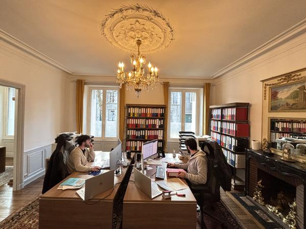 Bureaux à louer à Nantes standing rénové avec grande hauteur sous plafond