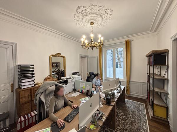 Bureaux à louer à Nantes standing rénové avec grande hauteur sous plafond