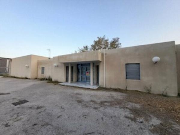 Bureaux à vendre avec terrain privatif à Avignon Courtine en rez-de-chaussée