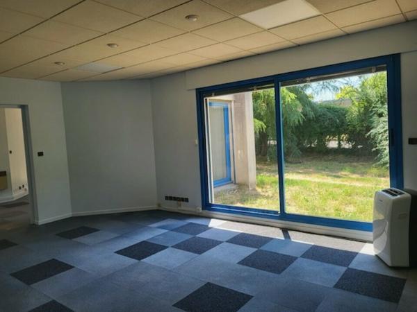 Bureaux à vendre avec terrain privatif à Avignon Courtine en rez-de-chaussée