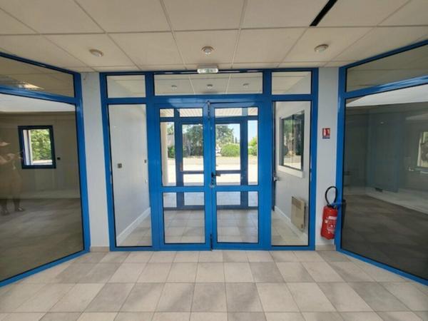 Bureaux à vendre avec terrain privatif à Avignon Courtine en rez-de-chaussée