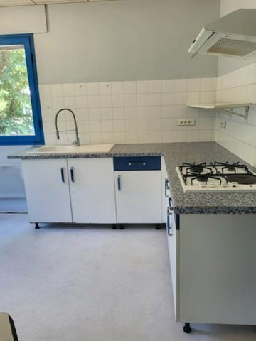 Bureaux à vendre avec terrain privatif à Avignon Courtine en rez-de-chaussée