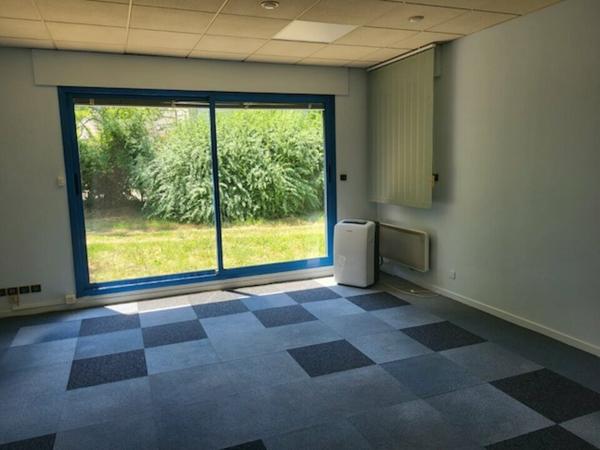Bureaux à vendre avec terrain privatif à Avignon Courtine en rez-de-chaussée