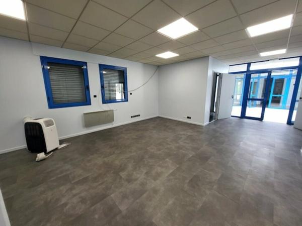 Bureaux à vendre avec terrain privatif à Avignon Courtine en rez-de-chaussée