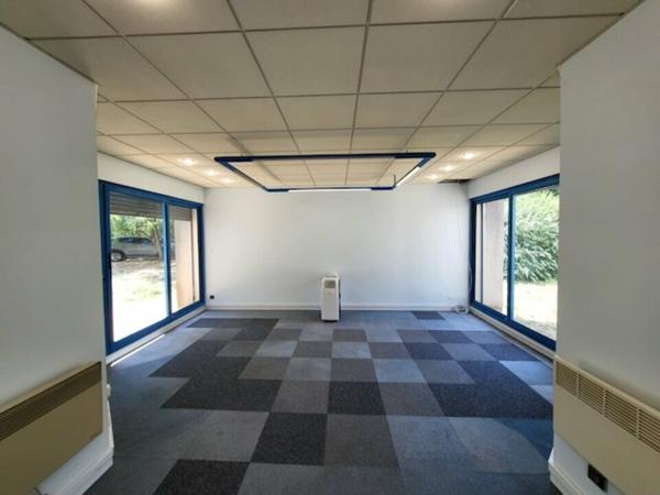Bureaux à vendre avec terrain privatif à Avignon Courtine en rez-de-chaussée