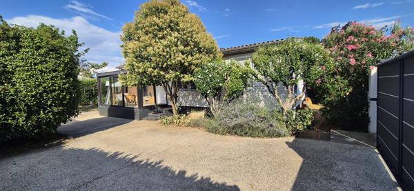 Maison individuelle de plain-pied, garage et terrain clos de 547 m²