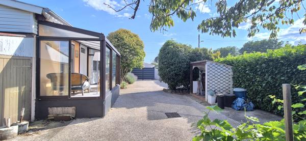 Maison individuelle de plain-pied, garage et terrain clos de 547 m²
