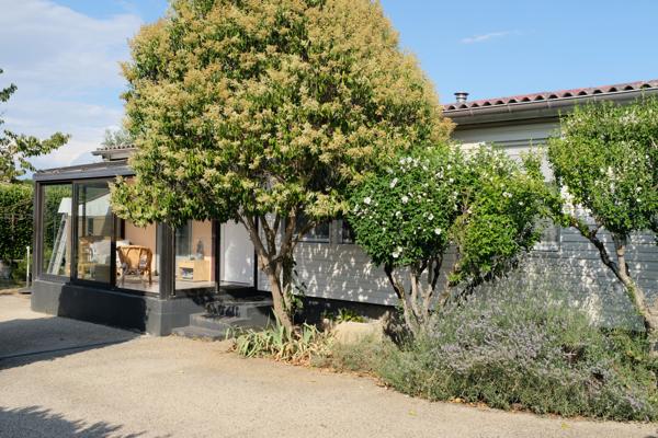 Maison individuelle de plain-pied, garage et terrain clos de 547 m²