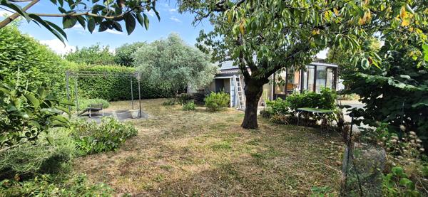 Maison individuelle de plain-pied, garage et terrain clos de 547 m²