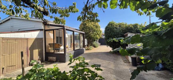 Maison individuelle de plain-pied, garage et terrain clos de 547 m²