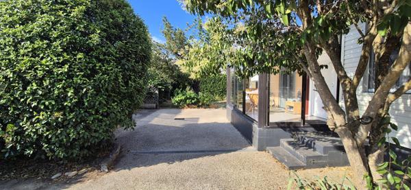 Maison individuelle de plain-pied, garage et terrain clos de 547 m²