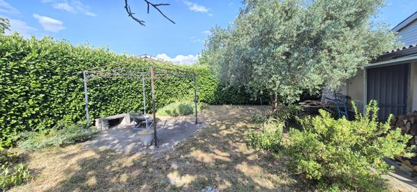 Maison individuelle de plain-pied, garage et terrain clos de 547 m²