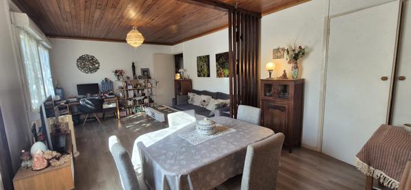 Maison individuelle de plain-pied, garage et terrain clos de 547 m²