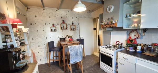 Maison individuelle de plain-pied, garage et terrain clos de 547 m²