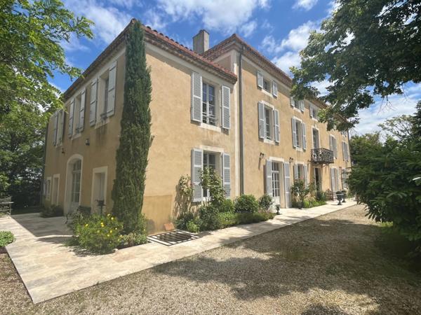 Dpt (32) : ELEGANT CHATEAU XIX, sans travaux, bases médievales avec douves, piscine, sur 9100m2 jardin clos,
