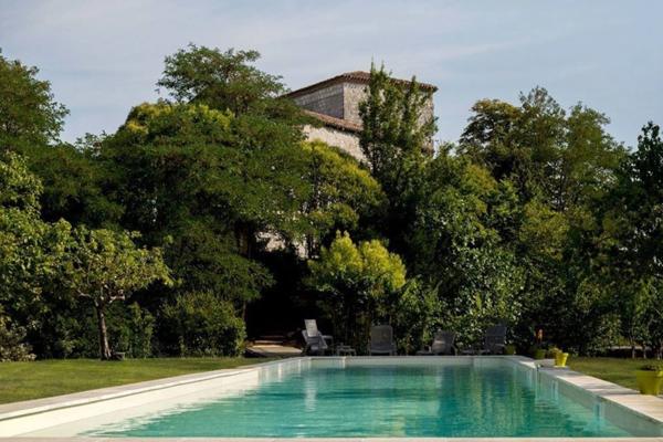 Dpt (32) : ELEGANT CHATEAU XIX, sans travaux, bases médievales avec douves, piscine, sur 9100m2 jardin clos,