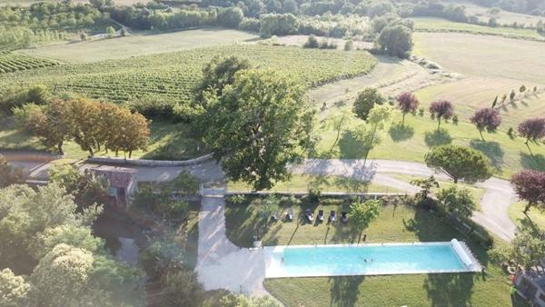 Dpt (32) : ELEGANT CHATEAU XIX, sans travaux, bases médievales avec douves, piscine, sur 9100m2 jardin clos,