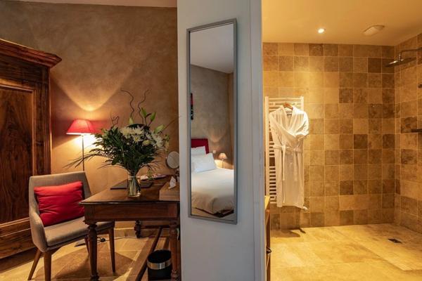 Dpt (32) : ELEGANT CHATEAU XIX, sans travaux, bases médievales avec douves, piscine, sur 9100m2 jardin clos,