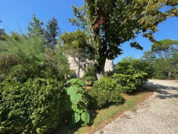 Dpt (32) : ELEGANT CHATEAU XIX, sans travaux, bases médievales avec douves, piscine, sur 9100m2 jardin clos,