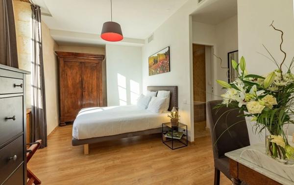 Dpt (32) : ELEGANT CHATEAU XIX, sans travaux, bases médievales avec douves, piscine, sur 9100m2 jardin clos,