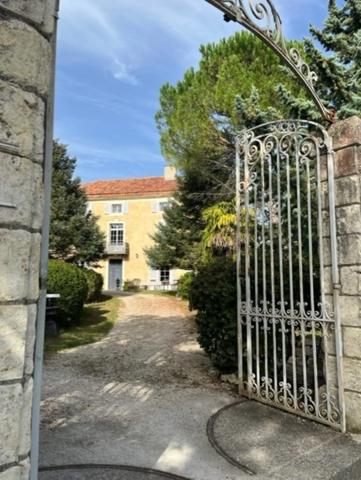 Dpt (32) : ELEGANT CHATEAU XIX, sans travaux, bases médievales avec douves, piscine, sur 9100m2 jardin clos,