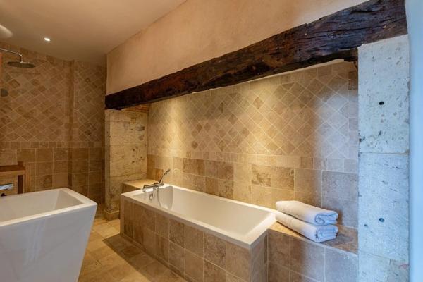 Dpt (32) : ELEGANT CHATEAU XIX, sans travaux, bases médievales avec douves, piscine, sur 9100m2 jardin clos,