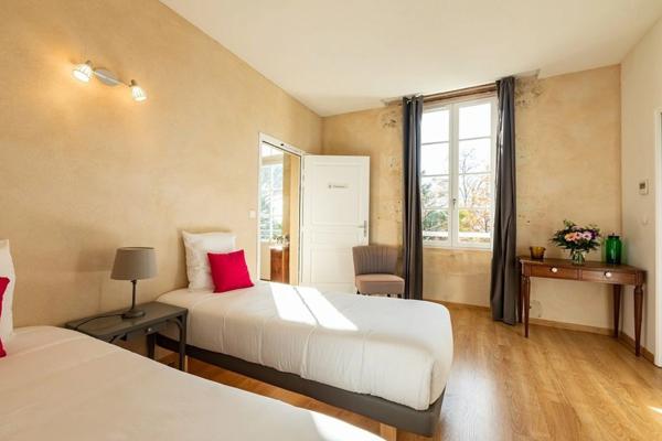 Dpt (32) : ELEGANT CHATEAU XIX, sans travaux, bases médievales avec douves, piscine, sur 9100m2 jardin clos,