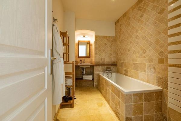 Dpt (32) : ELEGANT CHATEAU XIX, sans travaux, bases médievales avec douves, piscine, sur 9100m2 jardin clos,