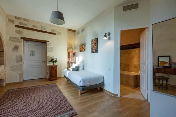 Dpt (32) : ELEGANT CHATEAU XIX, sans travaux, bases médievales avec douves, piscine, sur 9100m2 jardin clos,