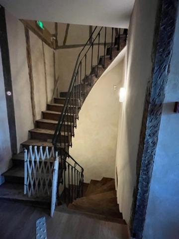 Dpt (32) : ELEGANT CHATEAU XIX, sans travaux, bases médievales avec douves, piscine, sur 9100m2 jardin clos,