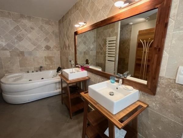 Dpt (32) : ELEGANT CHATEAU XIX, sans travaux, bases médievales avec douves, piscine, sur 9100m2 jardin clos,