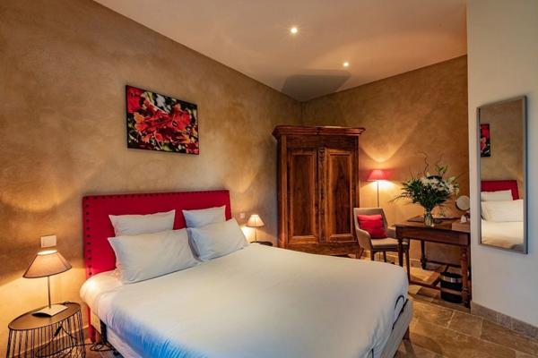 Dpt (32) : ELEGANT CHATEAU XIX, sans travaux, bases médievales avec douves, piscine, sur 9100m2 jardin clos,