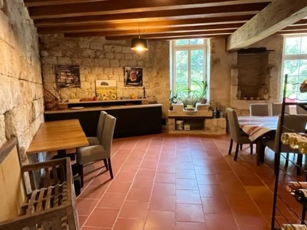 Dpt (32) : ELEGANT CHATEAU XIX, sans travaux, bases médievales avec douves, piscine, sur 9100m2 jardin clos,