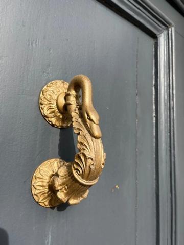 Dpt (32) : ELEGANT CHATEAU XIX, sans travaux, bases médievales avec douves, piscine, sur 9100m2 jardin clos,