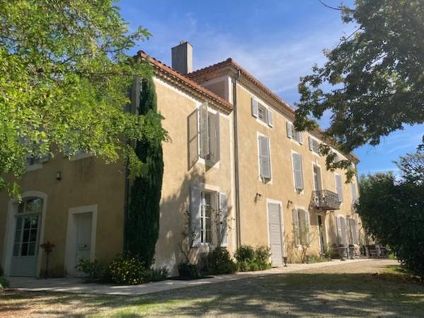 Dpt (32) : ELEGANT CHATEAU XIX, sans travaux, bases médievales avec douves, piscine, sur 9100m2 jardin clos,