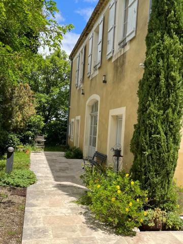 Dpt (32) : ELEGANT CHATEAU XIX, sans travaux, bases médievales avec douves, piscine, sur 9100m2 jardin clos,