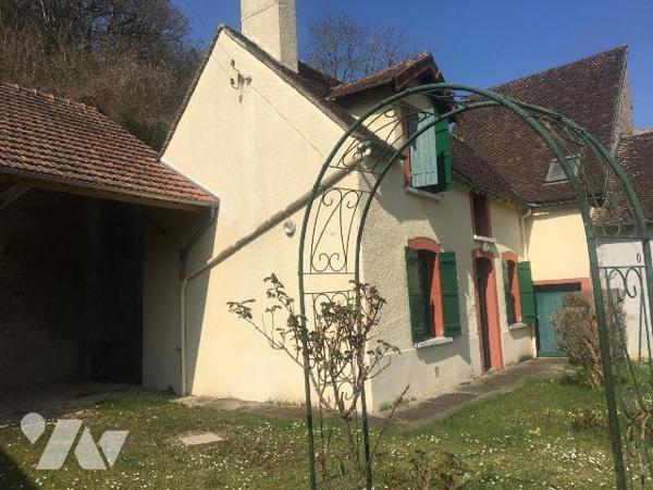 Maison à finir de rénover comprenant au rez-de-chaussée :
une entrée sur la pièce de vie avec ...