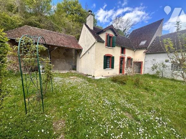 Maison à finir de rénover comprenant au rez-de-chaussée :
une entrée sur la pièce de vie avec ...