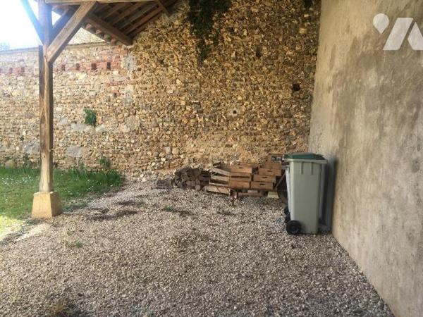 Maison à finir de rénover comprenant au rez-de-chaussée :
une entrée sur la pièce de vie avec ...