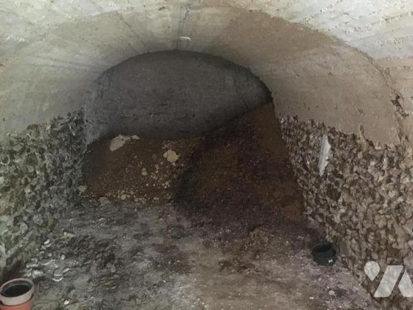 Maison à finir de rénover comprenant au rez-de-chaussée :
une entrée sur la pièce de vie avec ...