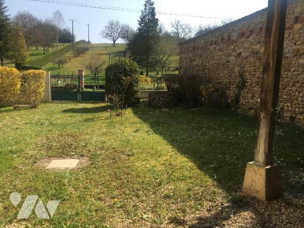 Maison à finir de rénover comprenant au rez-de-chaussée :
une entrée sur la pièce de vie avec ...