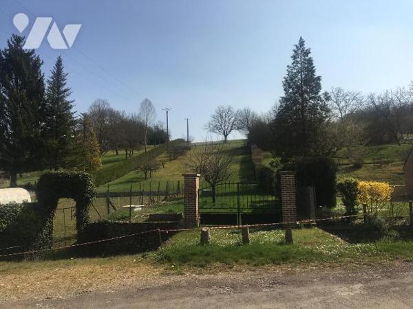 Maison à finir de rénover comprenant au rez-de-chaussée :
une entrée sur la pièce de vie avec ...