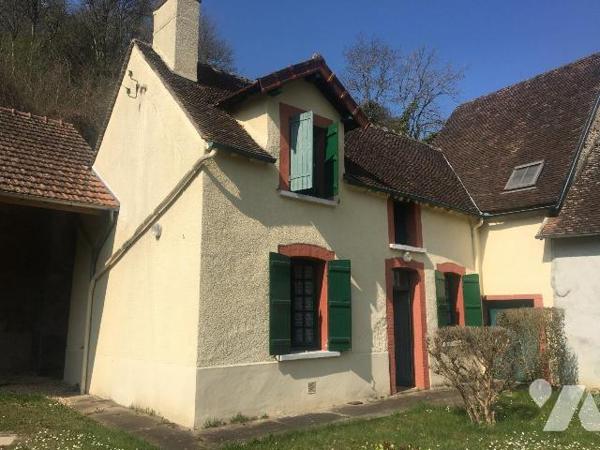 Maison à finir de rénover comprenant au rez-de-chaussée :
une entrée sur la pièce de vie avec ...
