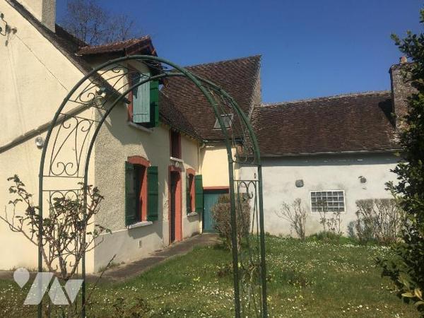 Maison à finir de rénover comprenant au rez-de-chaussée :
une entrée sur la pièce de vie avec ...