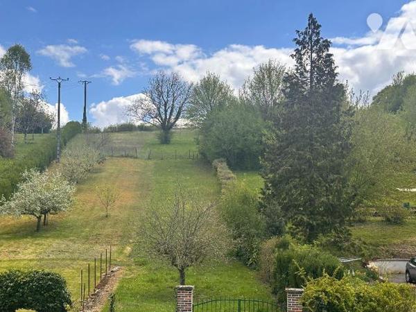 Maison à finir de rénover comprenant au rez-de-chaussée :
une entrée sur la pièce de vie avec ...