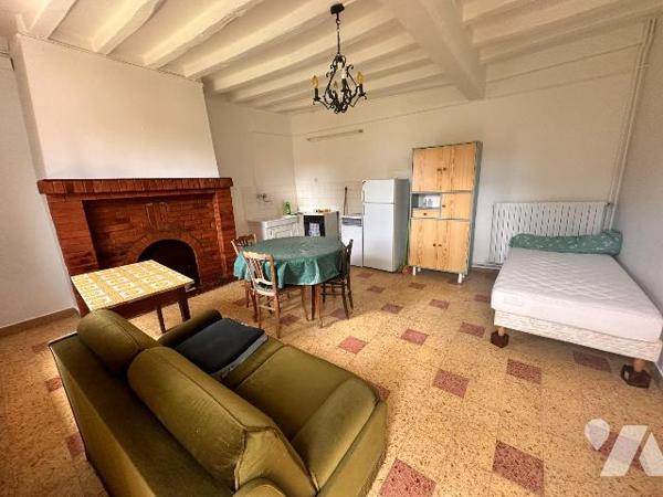 Maison à finir de rénover comprenant au rez-de-chaussée :
une entrée sur la pièce de vie avec ...