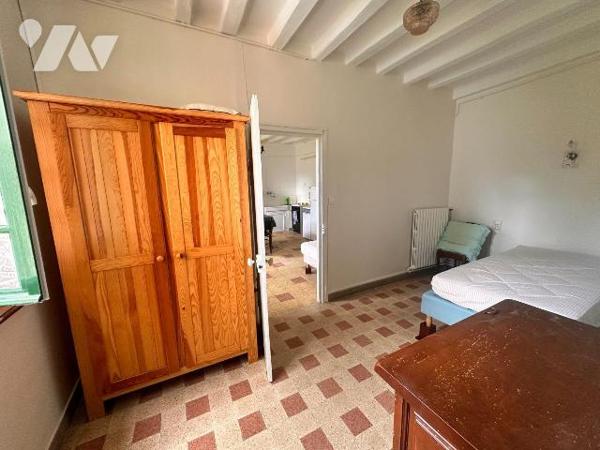 Maison à finir de rénover comprenant au rez-de-chaussée :
une entrée sur la pièce de vie avec ...