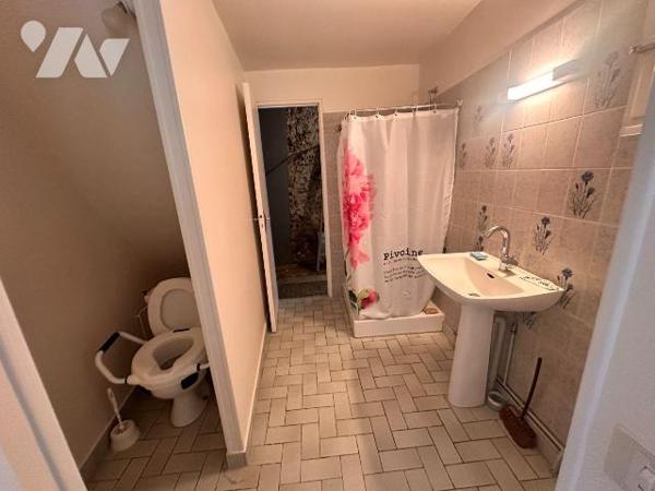 Maison à finir de rénover comprenant au rez-de-chaussée :
une entrée sur la pièce de vie avec ...