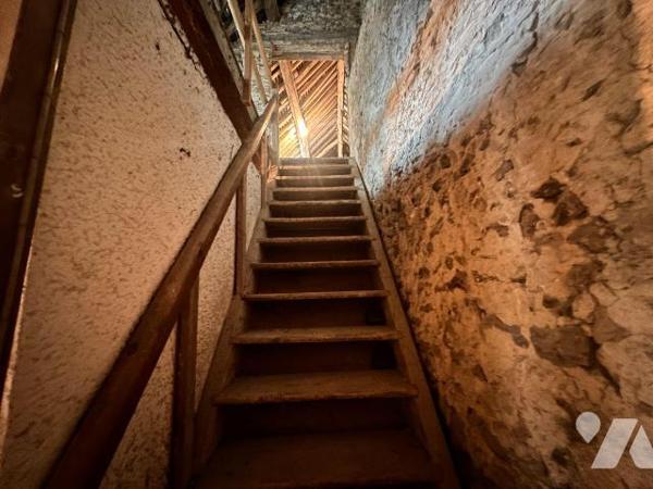Maison à finir de rénover comprenant au rez-de-chaussée :
une entrée sur la pièce de vie avec ...