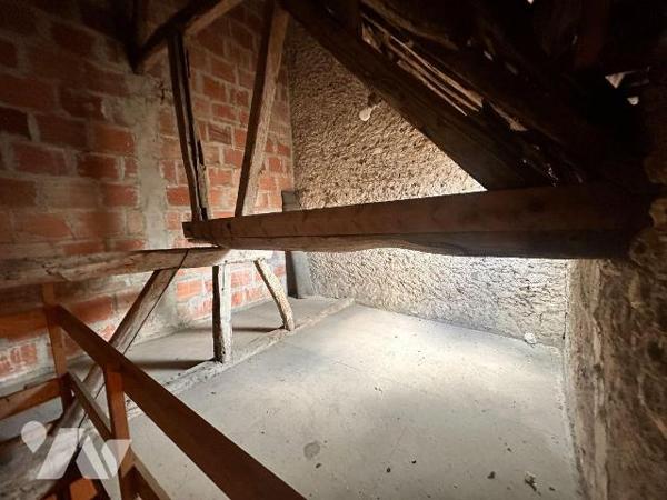 Maison à finir de rénover comprenant au rez-de-chaussée :
une entrée sur la pièce de vie avec ...